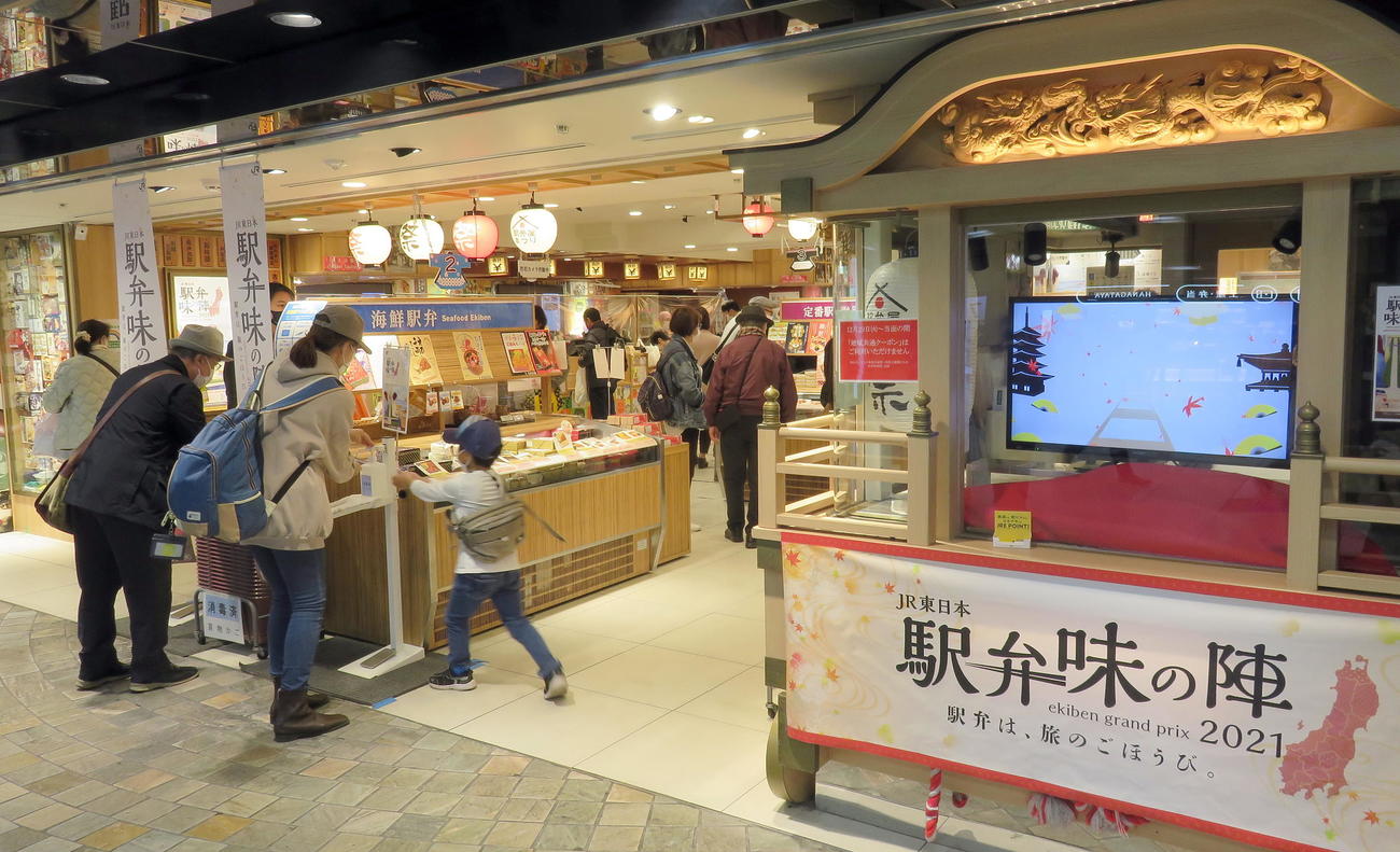 多くのお客さんでにぎわう東京駅構内の駅弁屋「祭」（撮影・鎌田直秀）
