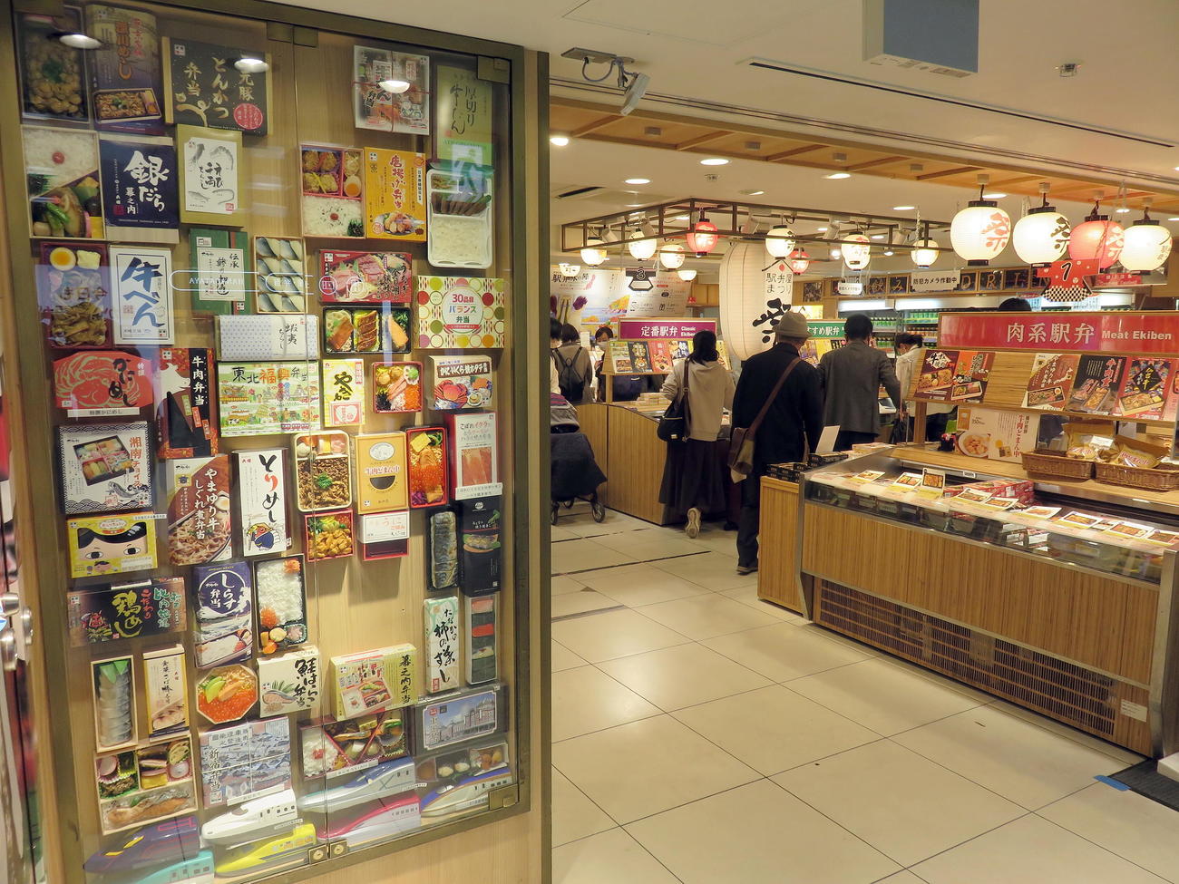 全国の駅弁が販売されている東京駅構内の駅弁屋「祭」（撮影・鎌田直秀）