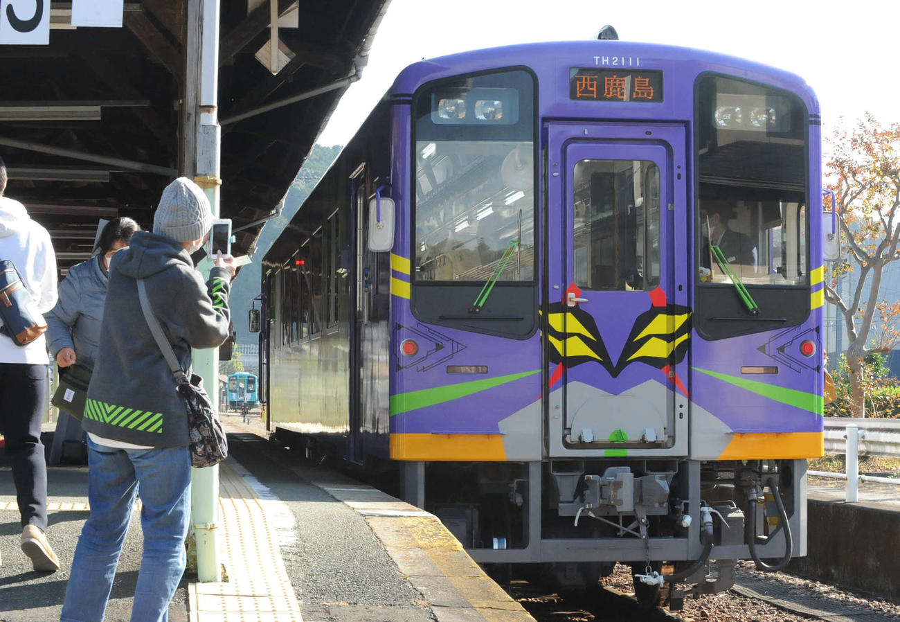 天竜二俣駅でエヴァンゲリオンのラッピング列車を撮影するファン