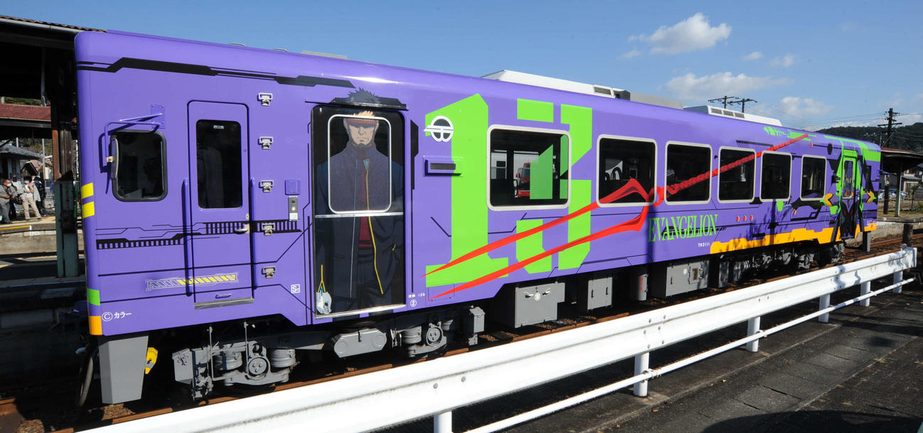 天竜浜名湖鉄道の天竜二俣駅に停車するエヴァンゲリオンのラッピング列車