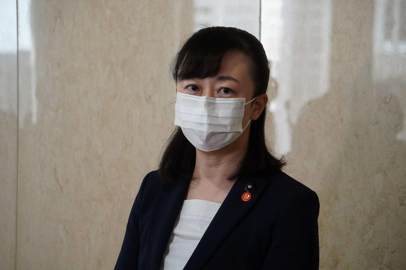 議会運営委員会後に取材に応じた小宮安里委員長（撮影・沢田直人）
