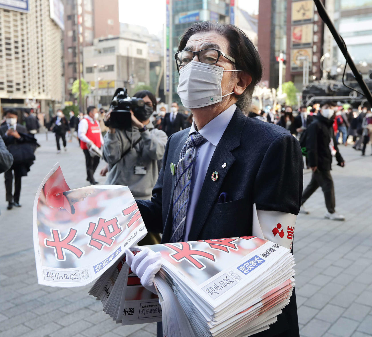 大谷翔平MVP選出を報じる岩手日報号外を配る東根社長（撮影・丹羽敏通）