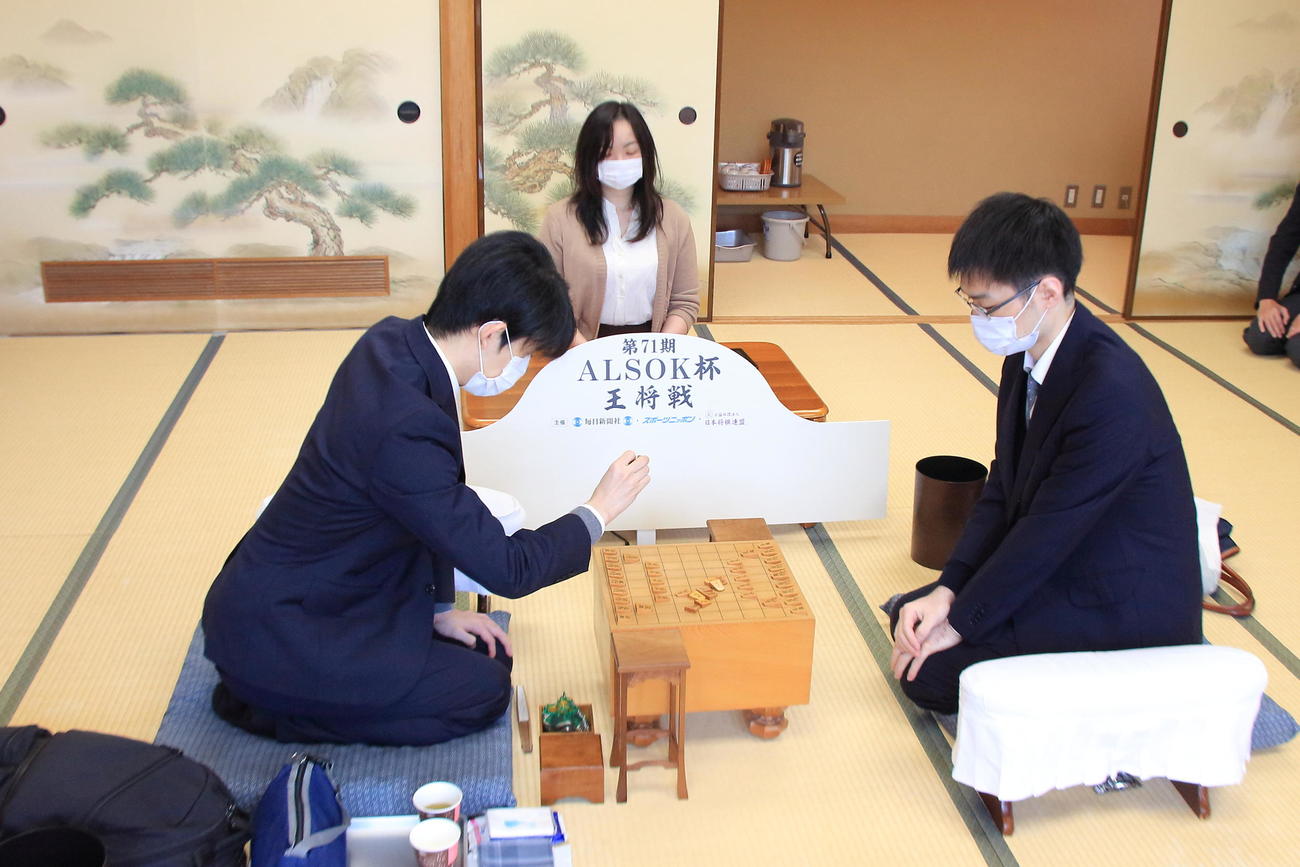 第71期王将戦挑戦者決定リーグに臨んだ藤井聡太4冠、近藤誠也七段（日本将棋連盟提供）