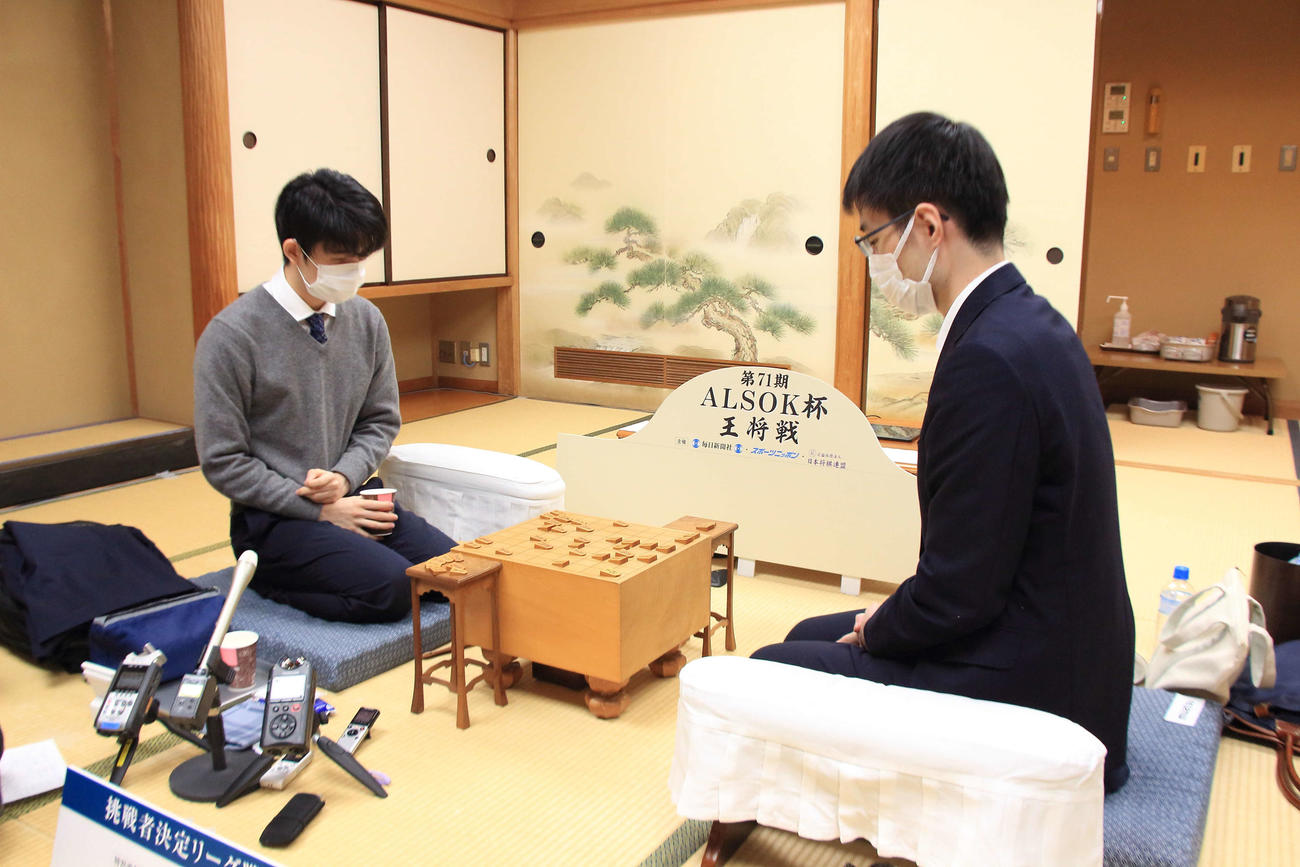 近藤誠也七段（右）を下して王将戦挑戦者決定リーグ5連勝とし、最終局を待たずに挑戦権を獲得した藤井聡太竜王（左、日本将棋連盟提供）