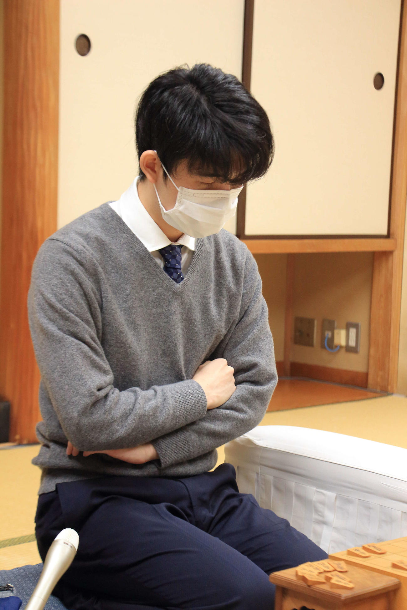 近藤誠也七段を下して王将戦挑戦者決定リーグ5連勝とし、最終局を待たずに挑戦権を獲得した藤井聡太竜王（日本将棋連盟提供）