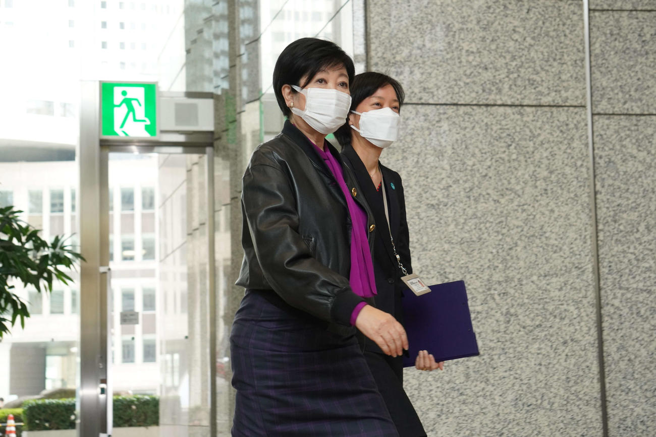 約4週間ぶりに登庁した小池百合子知事（撮影・沢田直人）