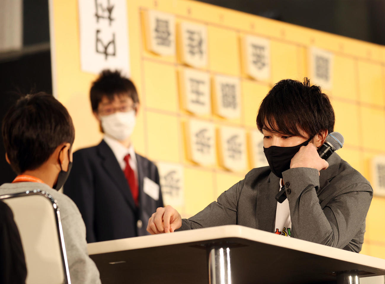 JT杯のイベントで小学生と対局する内村（右）（撮影・狩俣裕三）
