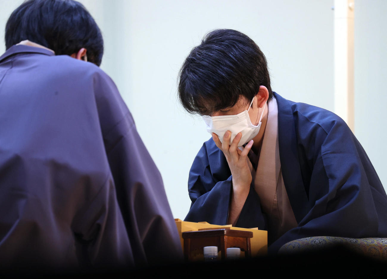 「将棋日本シリーズ　JTプロ公式戦」決勝　考え込む藤井竜王（右）。左は豊島JT杯覇者（撮影・狩俣裕三）