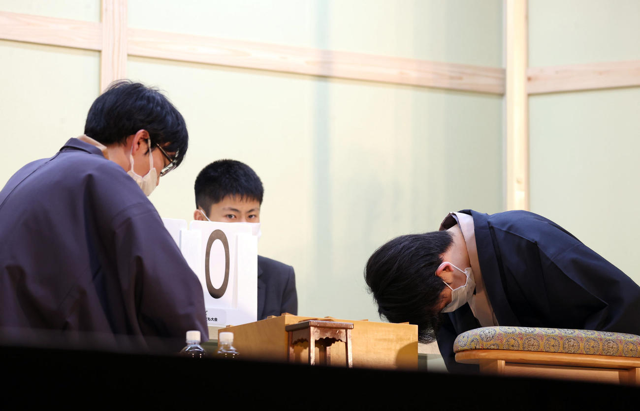 「将棋日本シリーズ　JTプロ公式戦」決勝　投了し、豊島JT杯覇者（左）に頭を下げる藤井竜王（撮影・狩俣裕三）