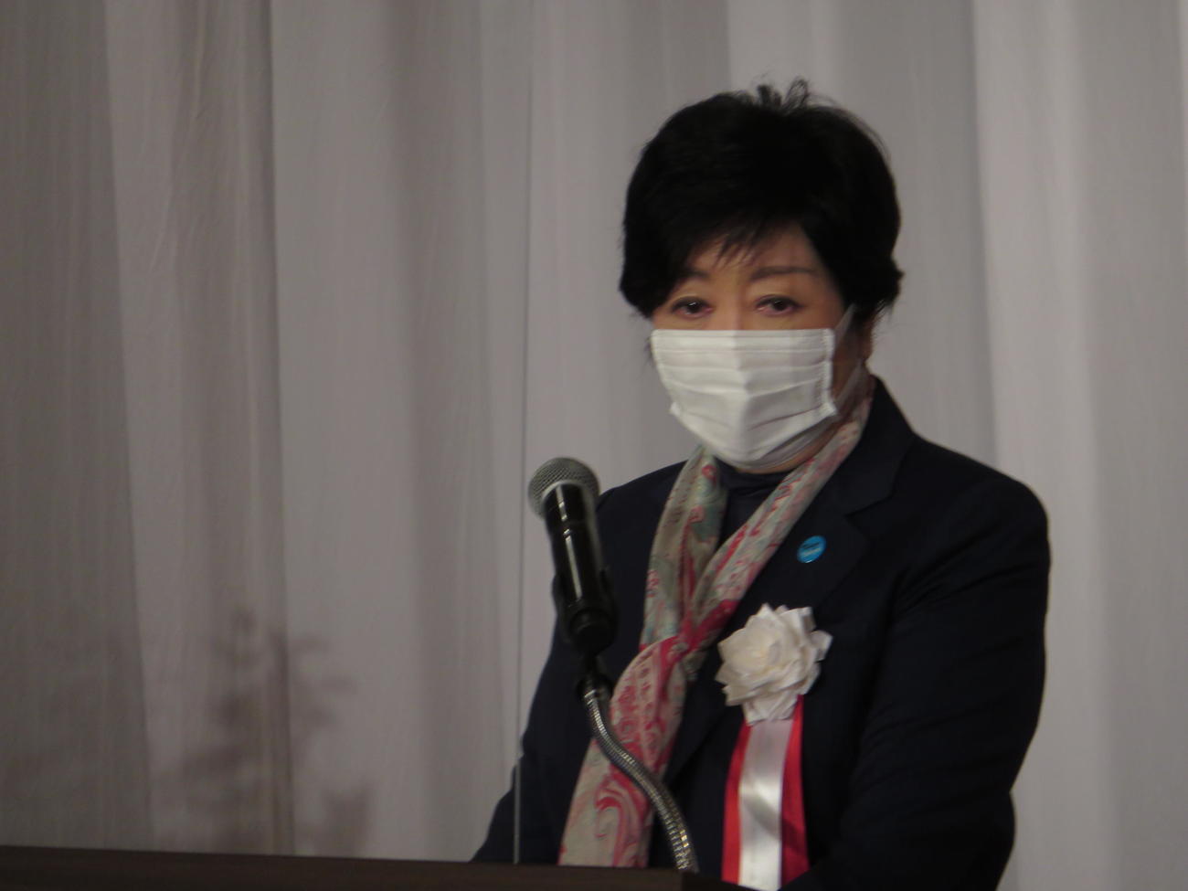 都主催のイベントに出席し、マスクをつけてあいさつする小池百合子都知事（撮影・寺沢卓）