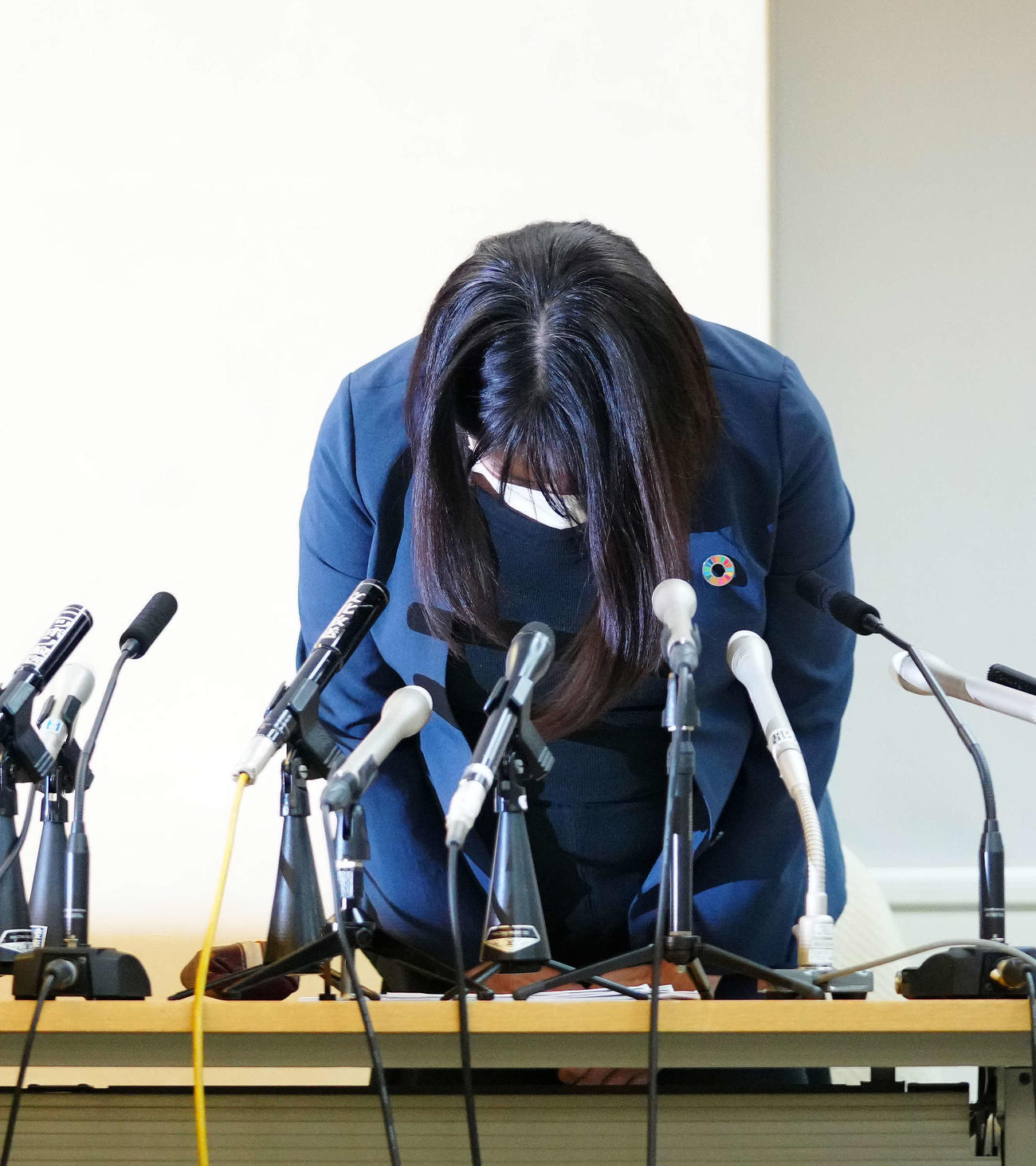 会見で頭を下げる木下富美子都議（撮影・江口和貴）