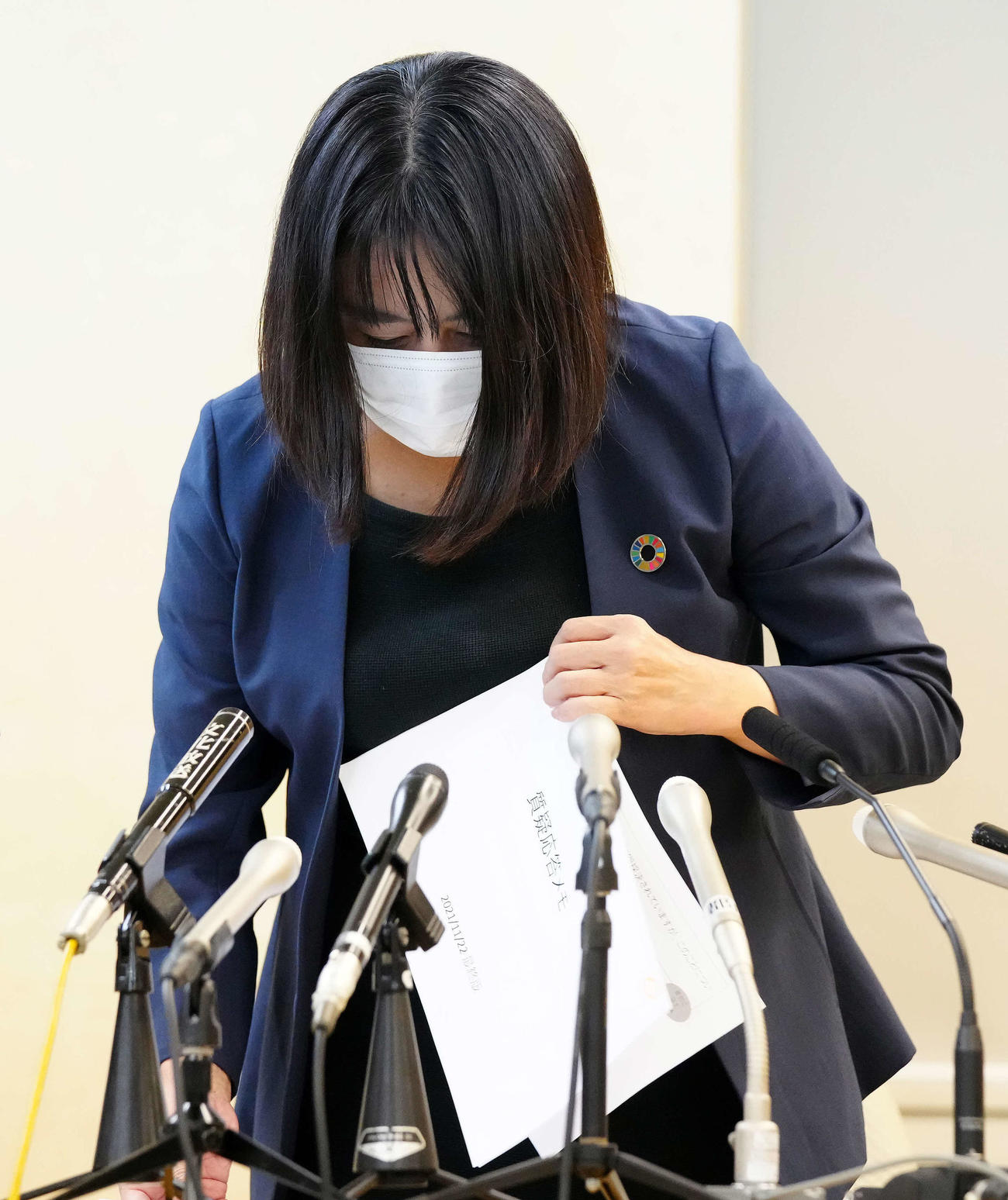 会見で質疑応答メモを手にする木下富美子都議（撮影・江口和貴）