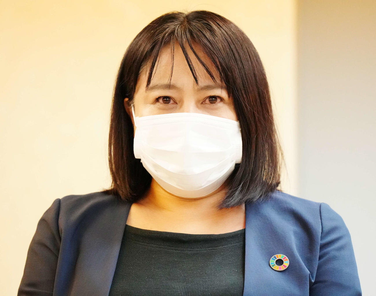 目を赤らめて会見する木下富美子都議（撮影・江口和貴）