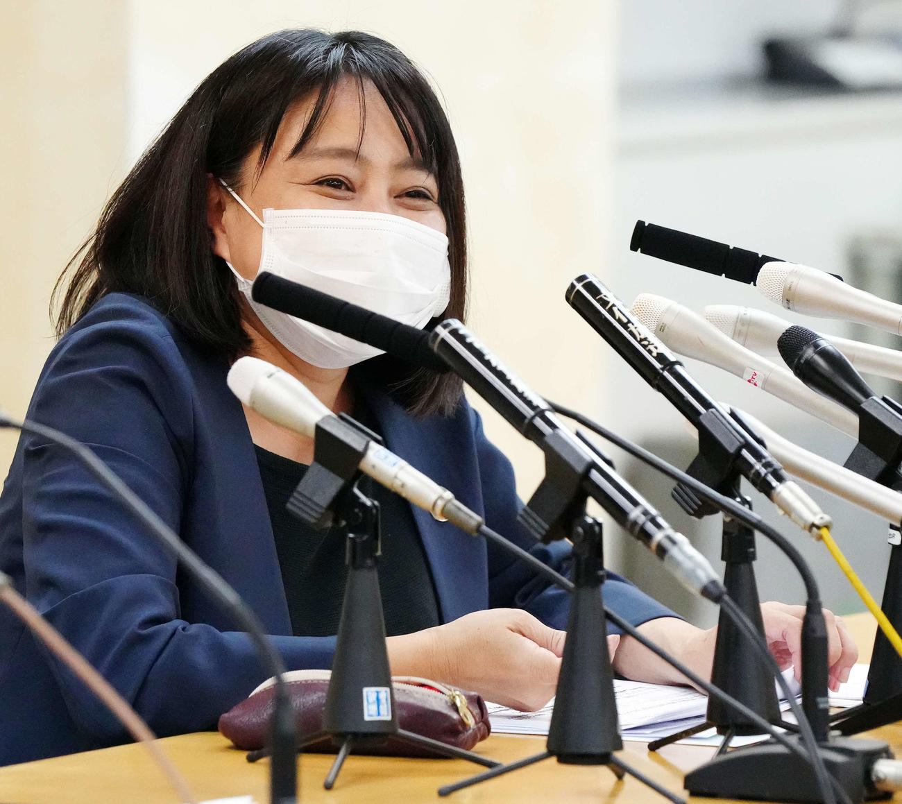 22日、会見で笑みを浮かべる木下富美子氏
