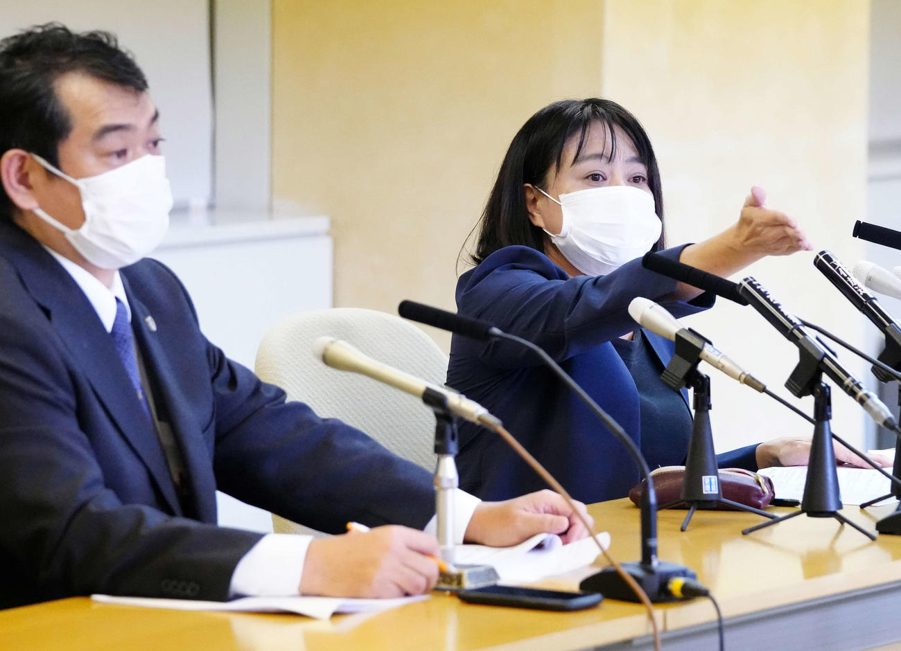 22日、会見で質問者を指名する木下富美子氏（右）