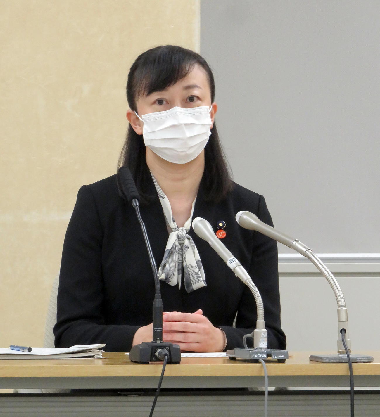 東京都議会の議会運営委員会後に会見を行う小宮委員長（撮影・鎌田直秀）