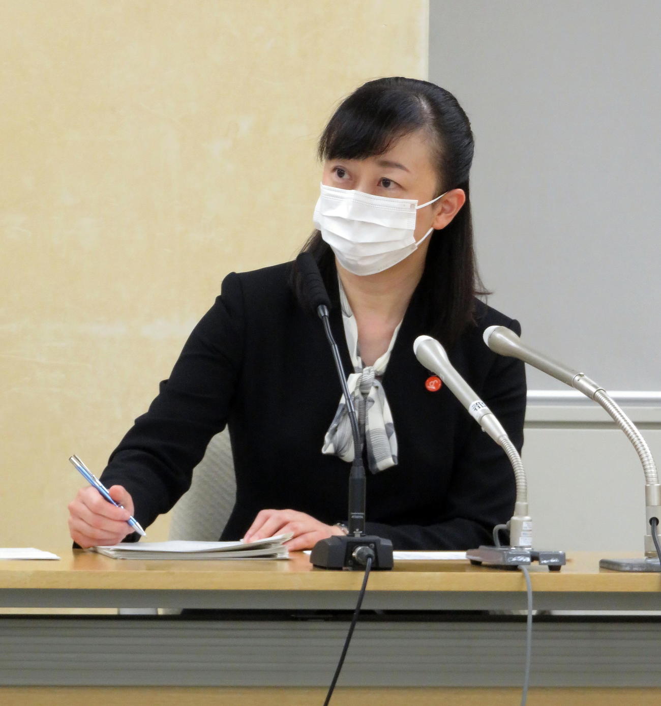 東京都議会の議会運営委員会後に会見を行い、メモをとりながら記者の質問を聞く小宮安里委員長（撮影・鎌田直秀）