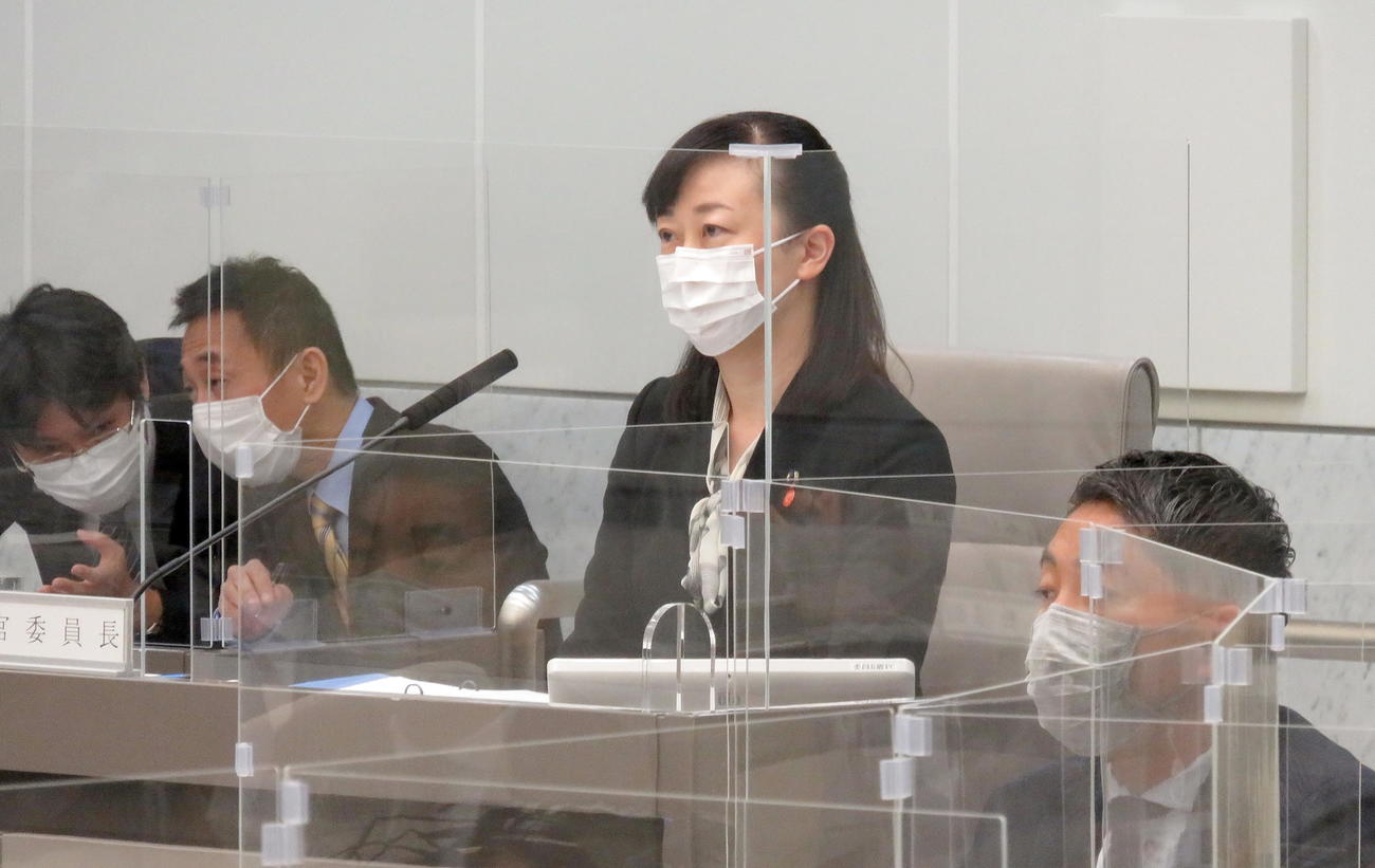 東京都議会の議会運営委員会で木下富美子氏の辞職を報告する小宮安里委員長（中央）（撮影・鎌田直秀）