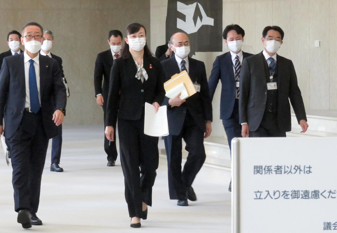 議会運営委員会の会場に向かう小宮安里委員長（中央）ら委員たち（撮影・鎌田直秀）