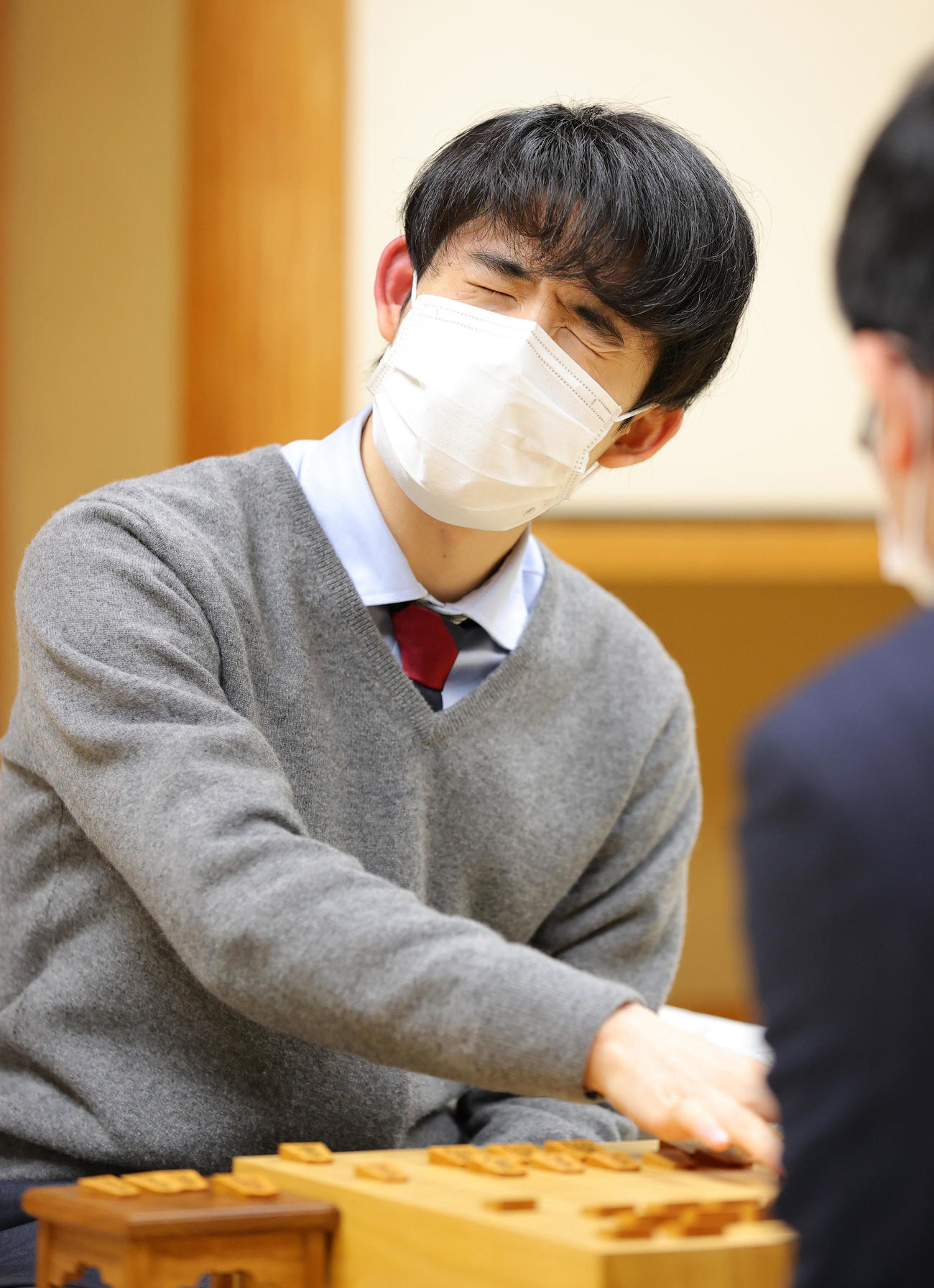 永瀬王座に敗れ、感想戦で悔しそうに対局を振り返る藤井竜王（代表撮影）