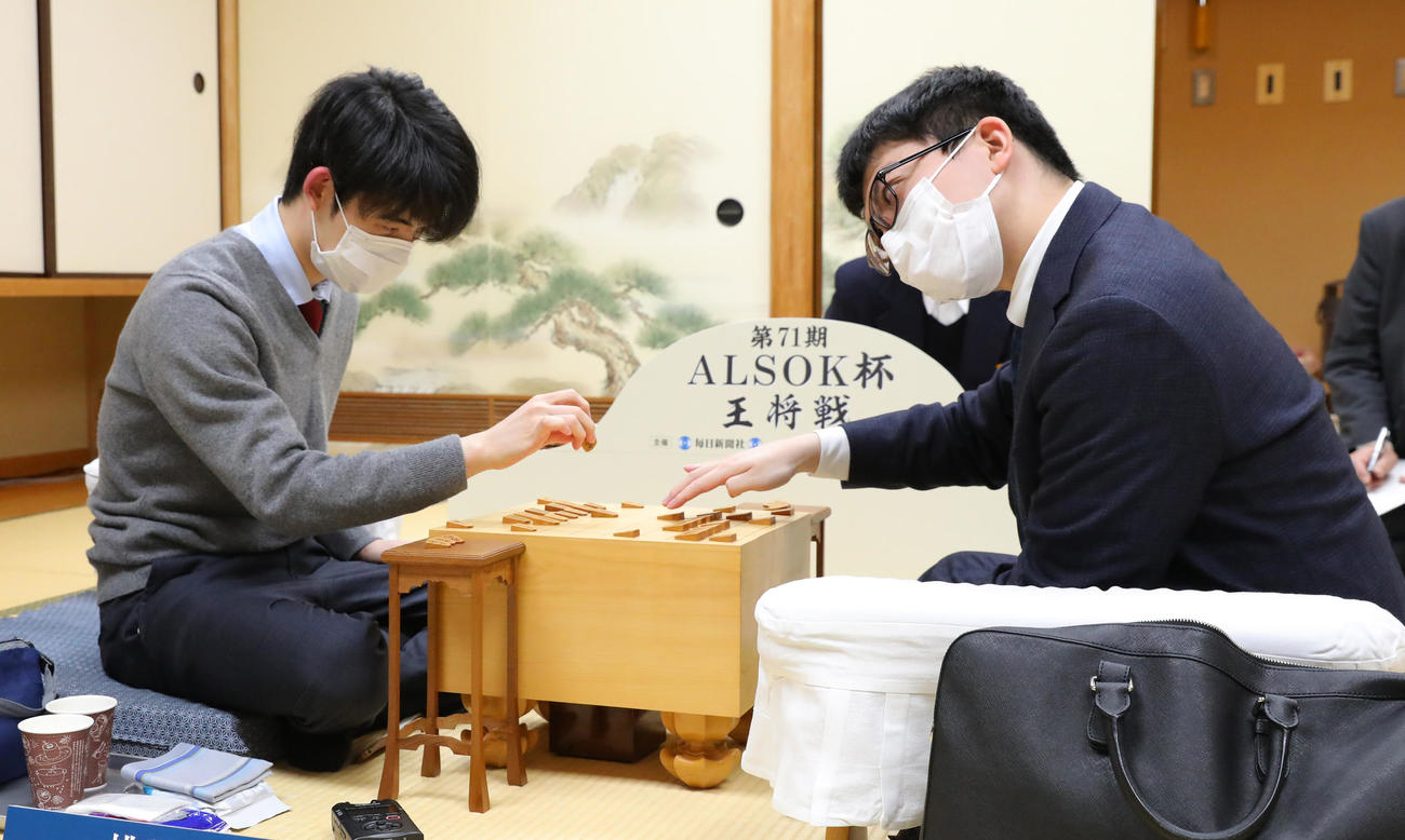 永瀬拓矢王座（右）に敗れ、感想戦で対局を振り返る藤井聡太竜王（代表撮影）