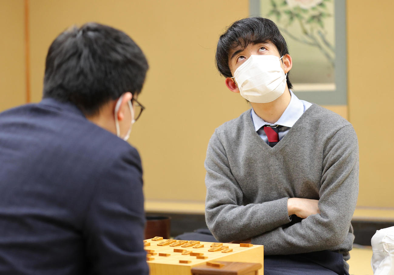 永瀬王座（手前）に敗れ、感想戦で対局を振り返る藤井竜王（代表撮影）