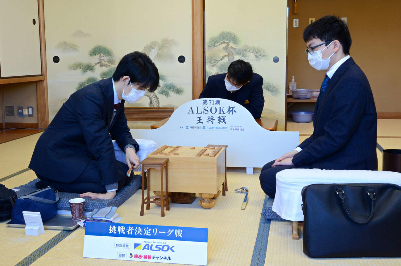 王将戦挑戦者決定リーグ最終一斉対局で永瀬拓矢王座（右）と対戦する藤井聡太竜王（左、日本将棋連盟提供）