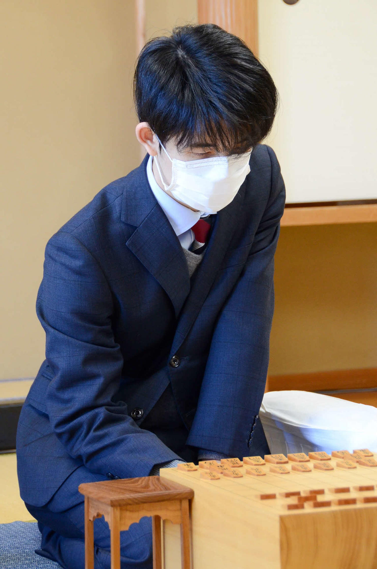 王将戦挑戦者決定リーグ最終一斉対局で永瀬拓矢王座と対戦した藤井聡太竜王（日本将棋連盟提供）