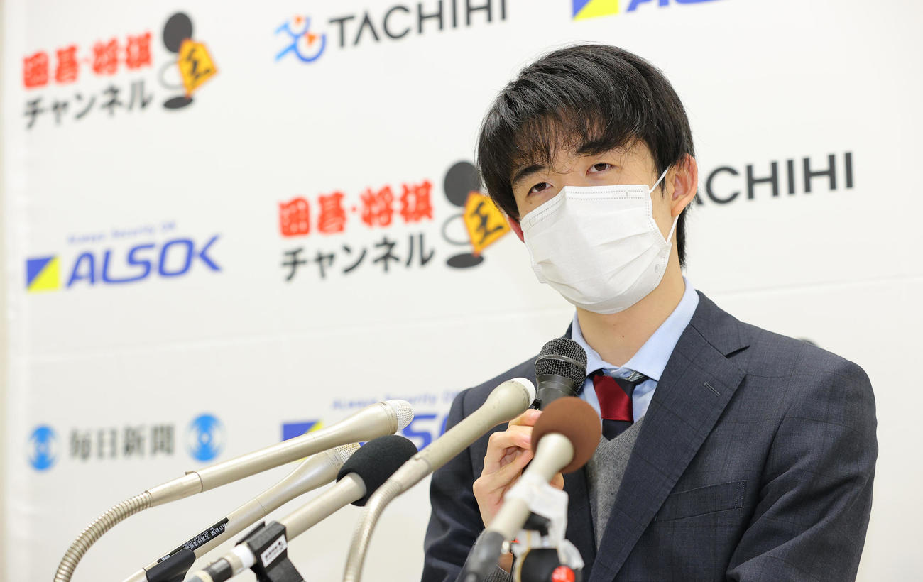 質問に答える藤井聡太竜王（代表撮影）