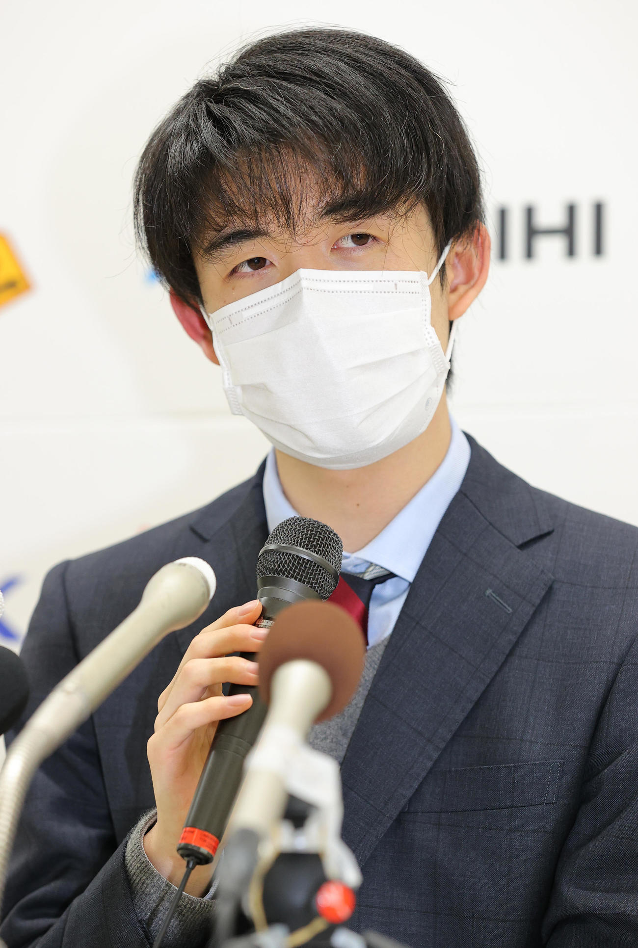 記者会見で質問に答える藤井竜王（代表撮影）