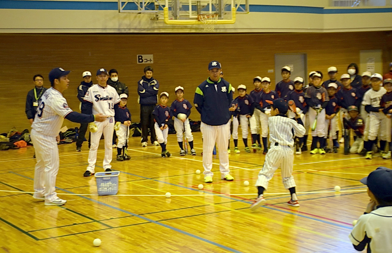 19年11月、燕市での「つばめ野球クリニック」に参加したヤクルトの選手たち。左から小川、石川、雄平（燕市提供）