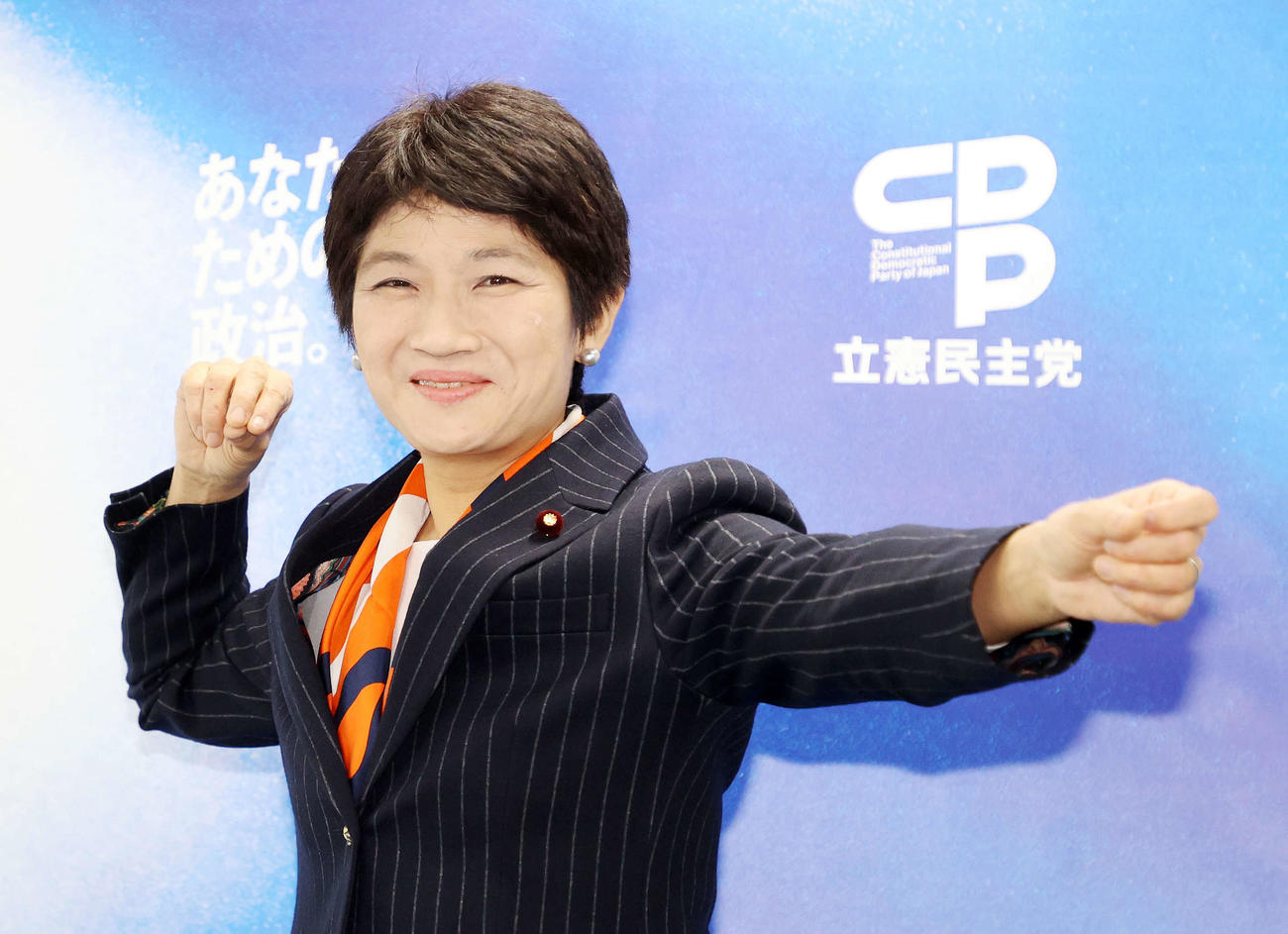 弓引きポーズを決める西村智奈美氏（撮影・鈴木正人）