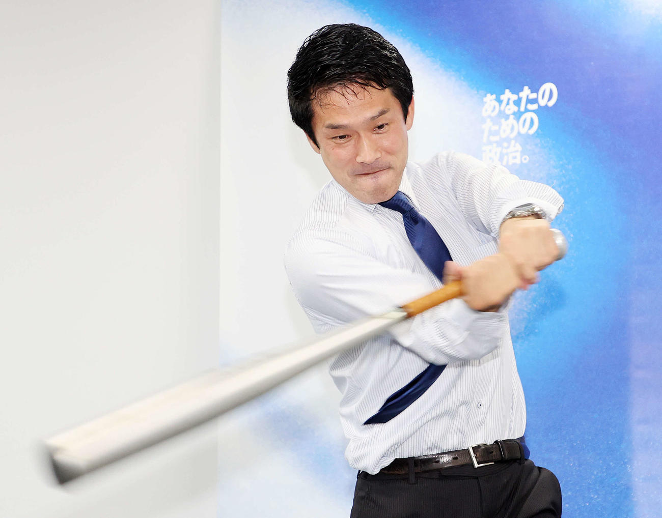 力強くバットを振るする小川淳也氏（撮影・鈴木正人）