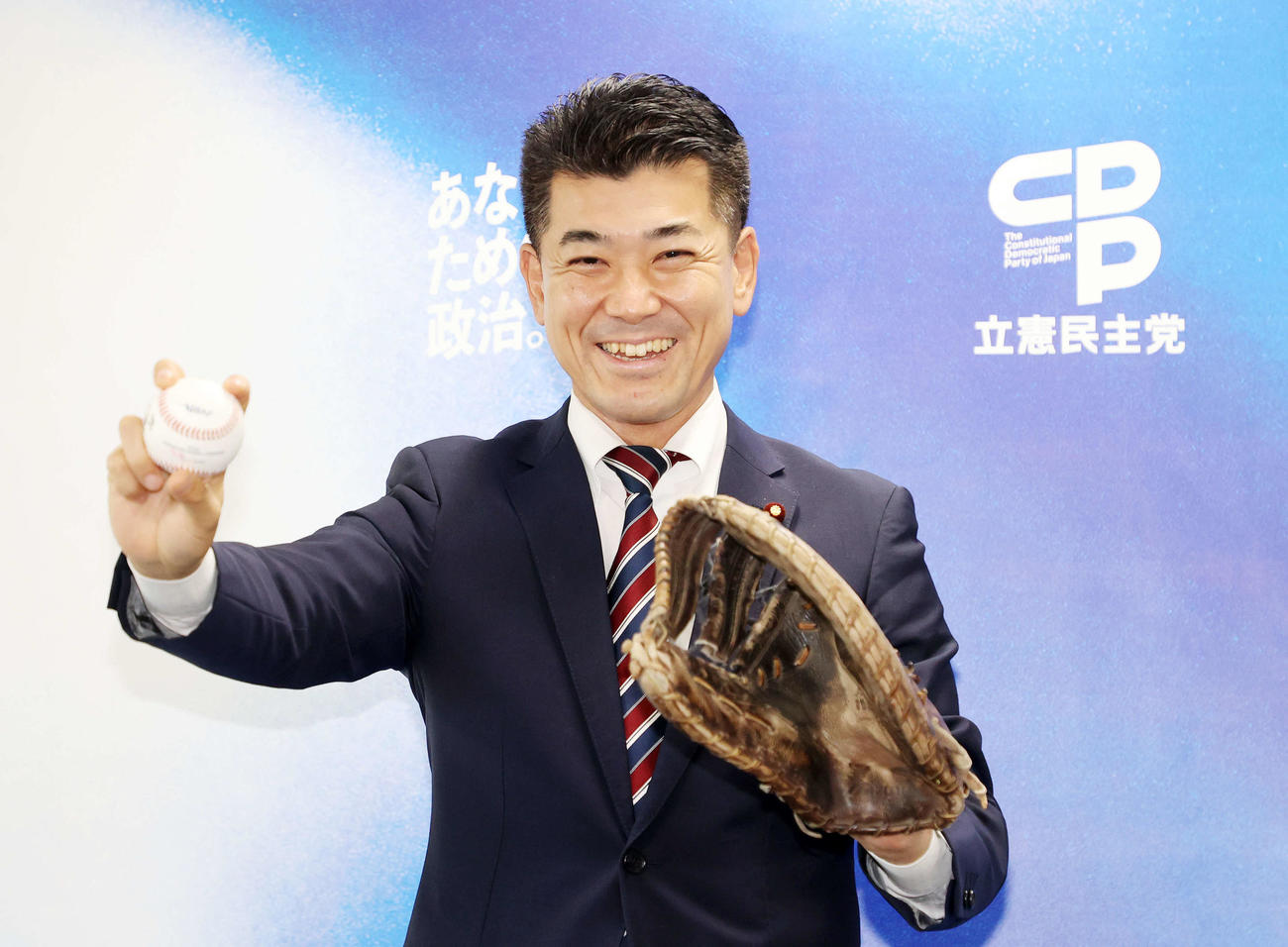 ファーストミットを手に笑顔を見せる泉健太氏（撮影・鈴木正人）