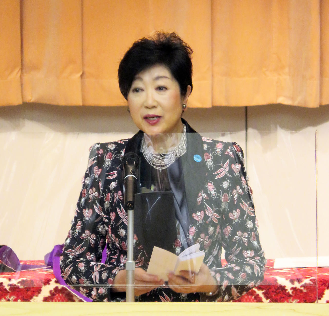 「秋の勲章および褒章伝達式」であいさつする小池都知事（撮影・鎌田直秀）