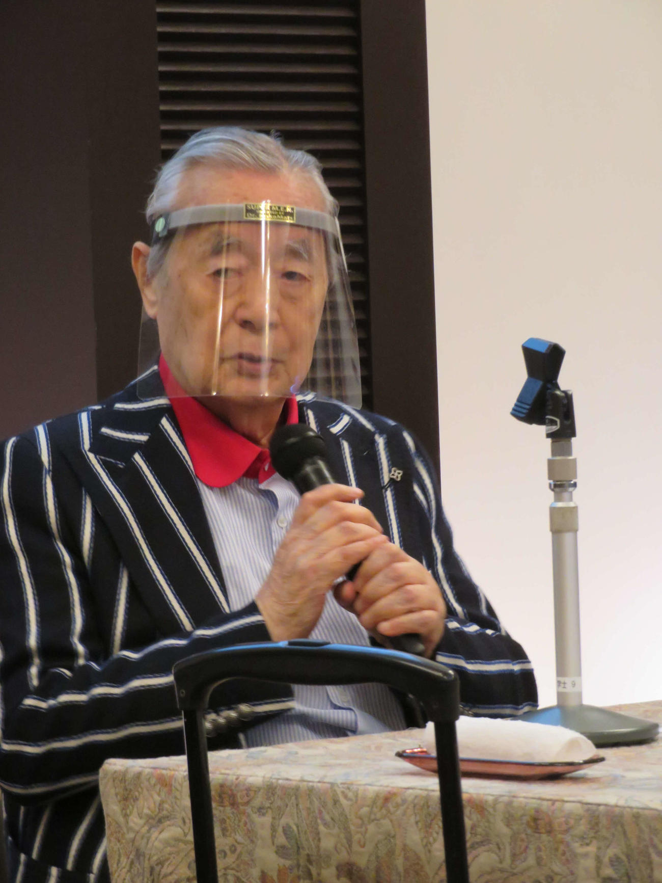 会見で厳しい視線を投げ掛けるドクター・中松氏（撮影・村上幸将）