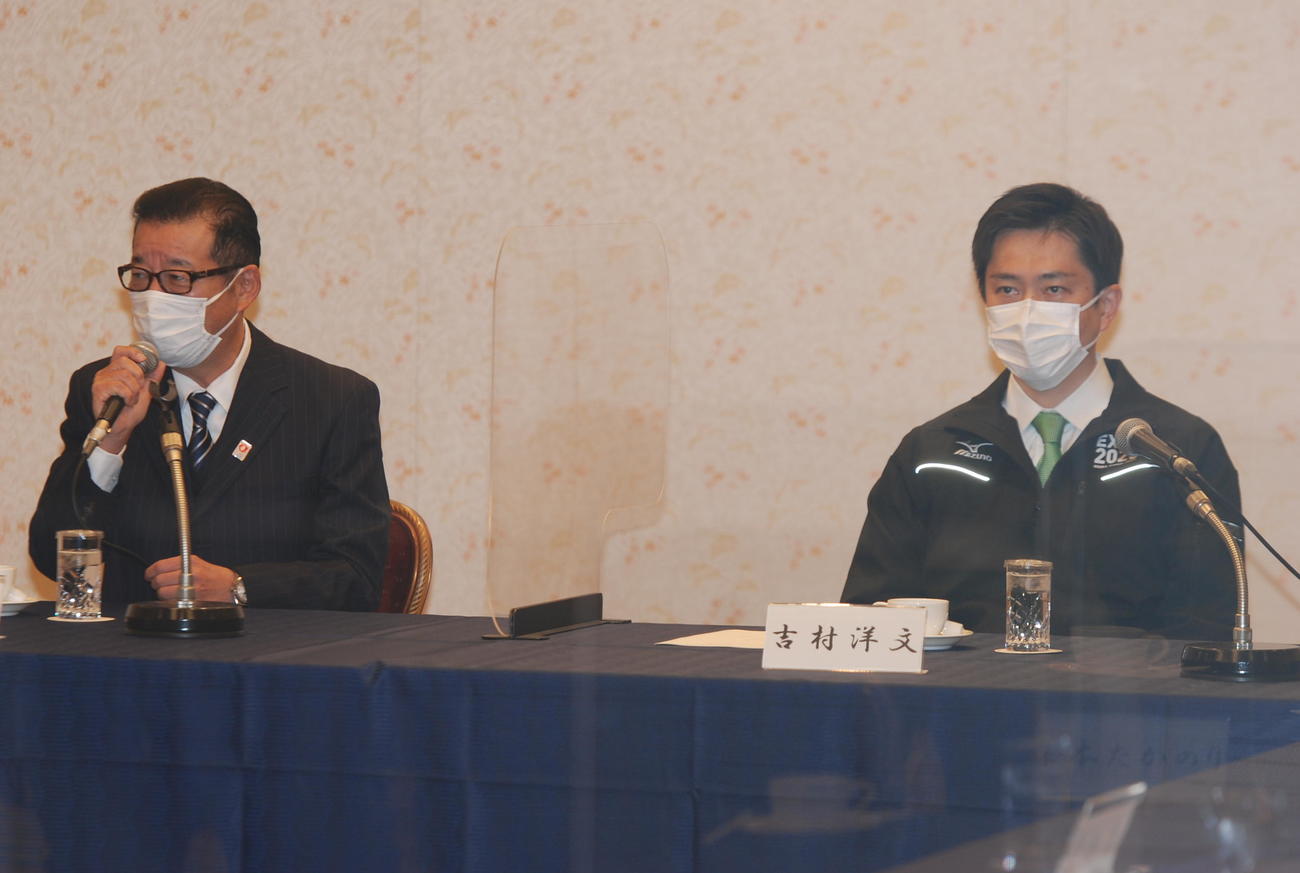 臨時党大会前に行われた執行役員会に出席した松井一郎代表（左）、吉村洋文副代表（撮影・松浦隆司）