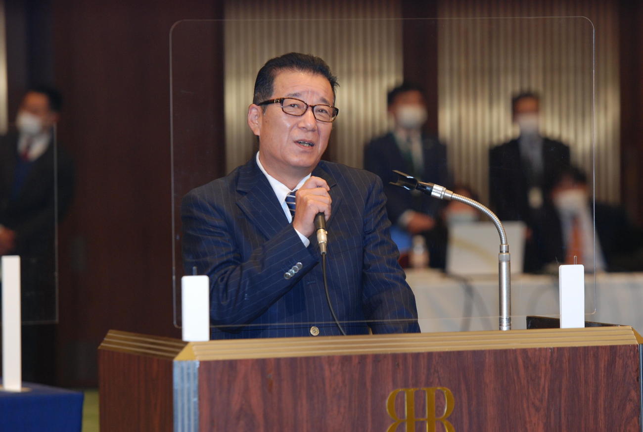 臨時党大会で片山虎之助氏の辞任を報告する松井代表（撮影・松浦隆司）