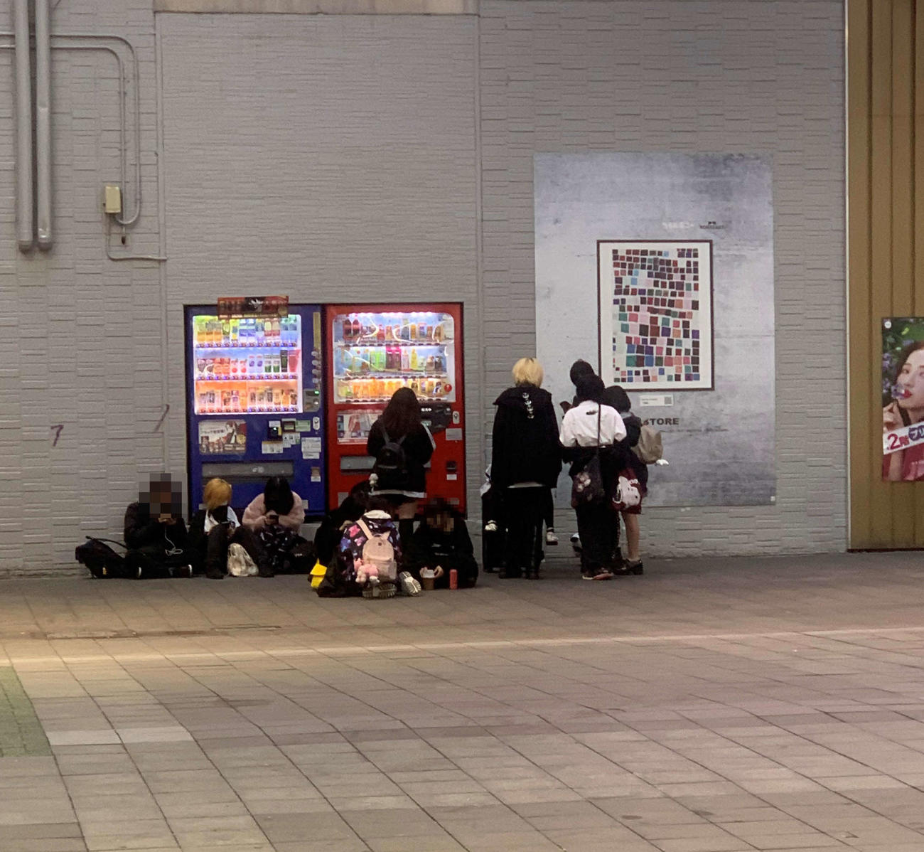 事件現場に近い東京・歌舞伎町内にある広場に集まる若者たち（画像は一部加工）