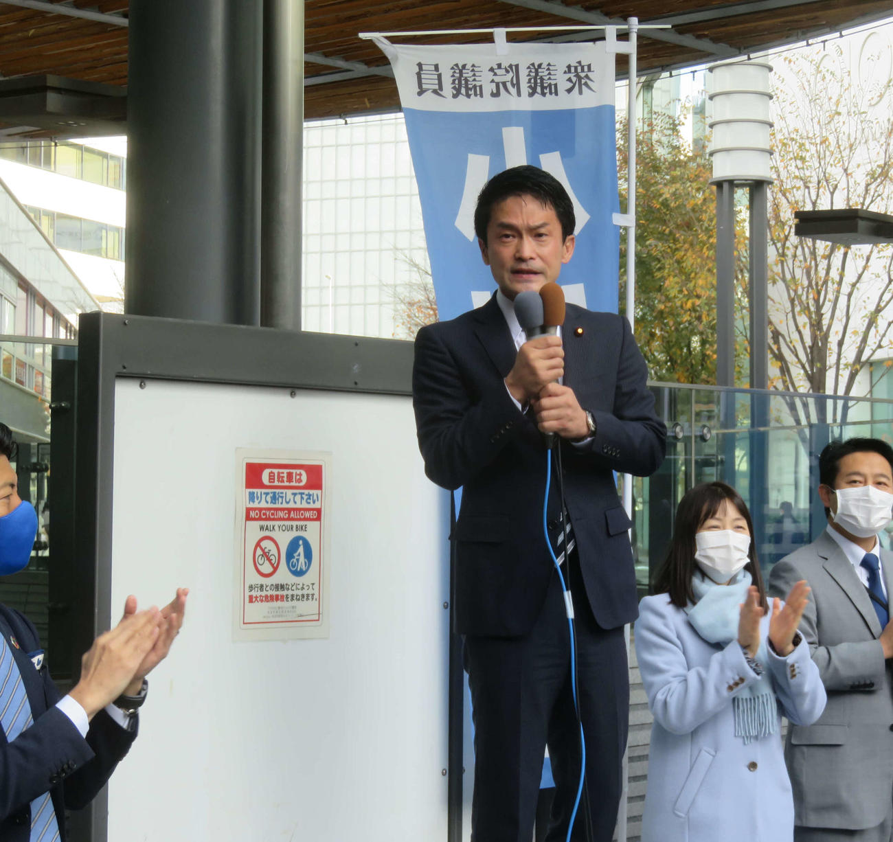 小川淳也候補は選挙戦10回目となる東京・有楽町駅前で街頭演説を行った（撮影・大上悟）