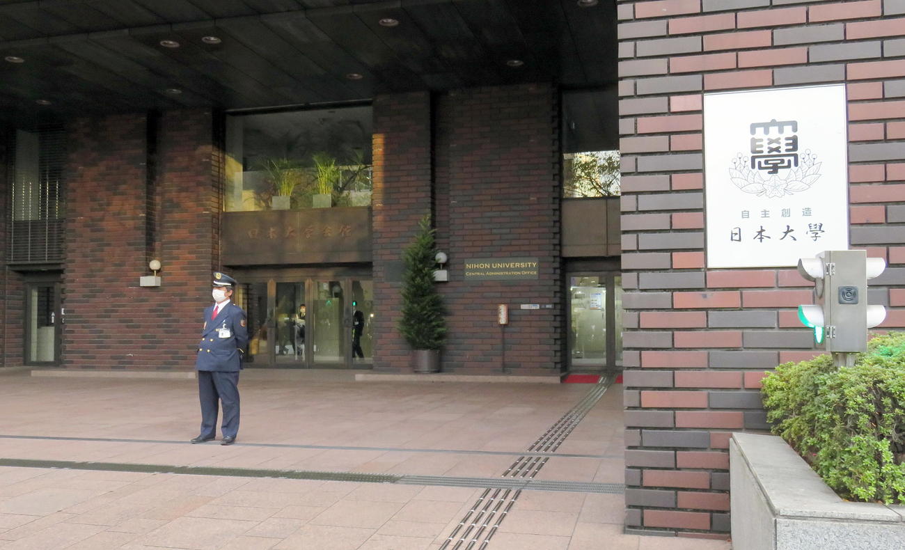 警備員を配した日大本部（撮影・鎌田直秀）