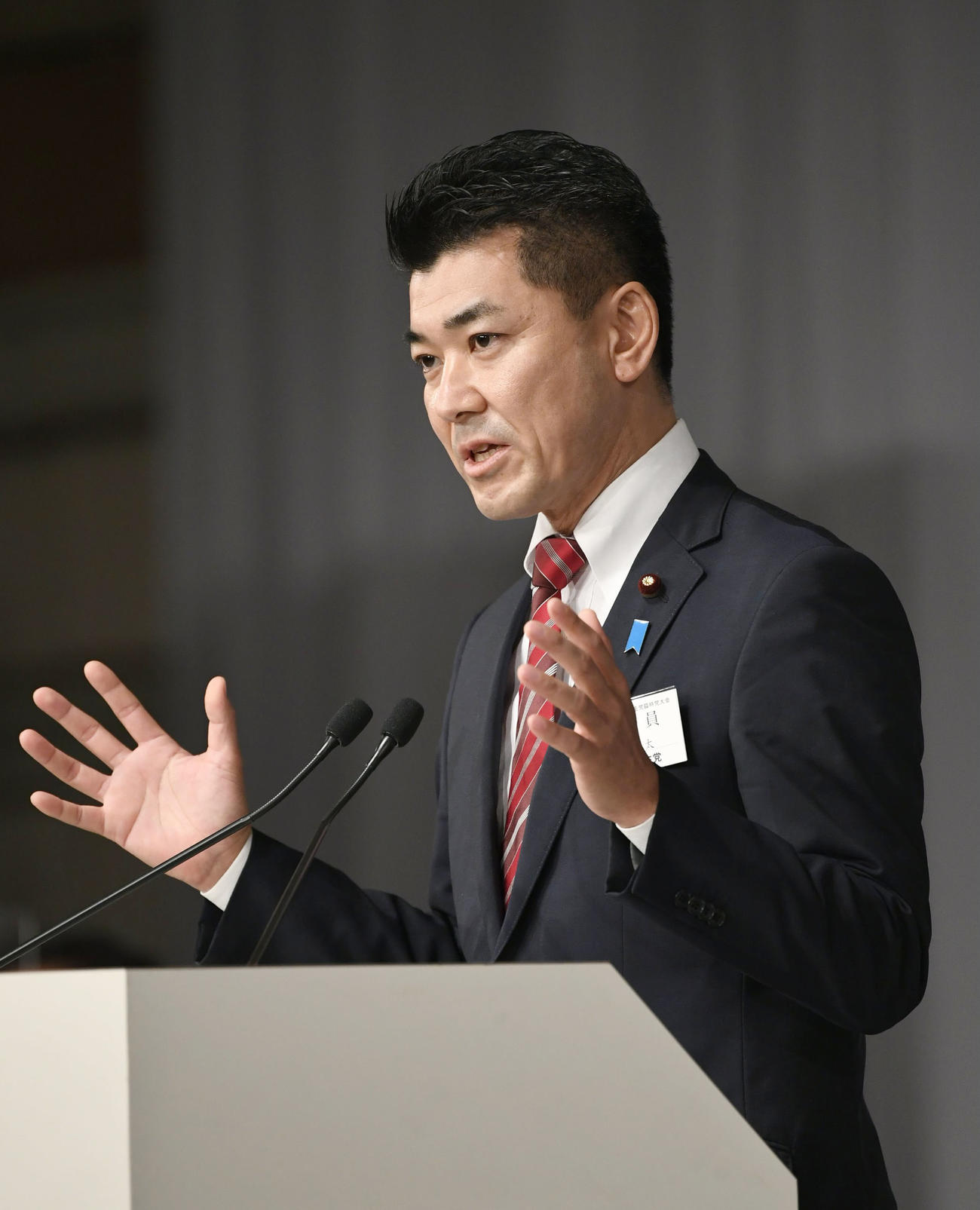 立憲民主党の新代表を選出する臨時党大会で演説する泉健太氏＝30日午後、東京都内のホテル（共同）