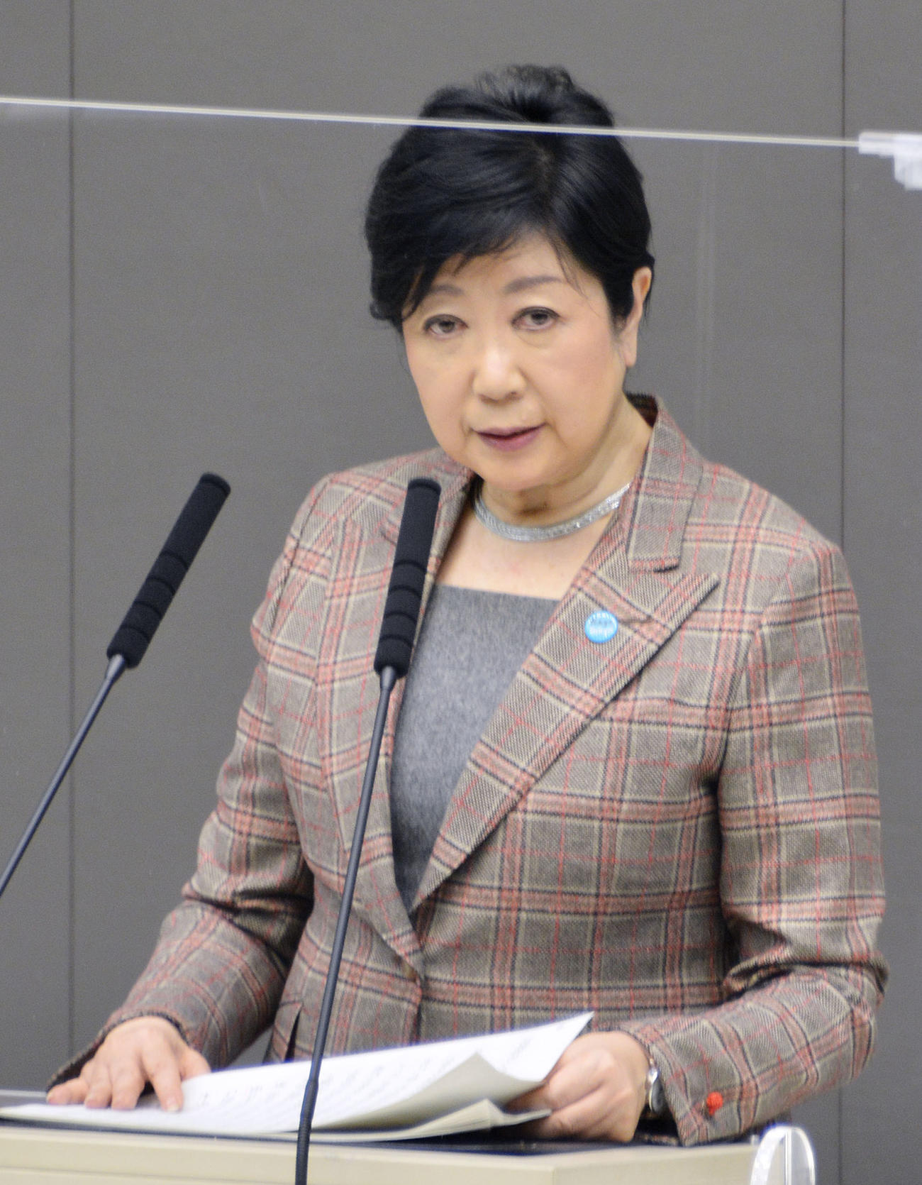 東京都議会本会議の所信表明で「オミクロン株」への警戒を呼び掛ける小池百合子知事（共同）