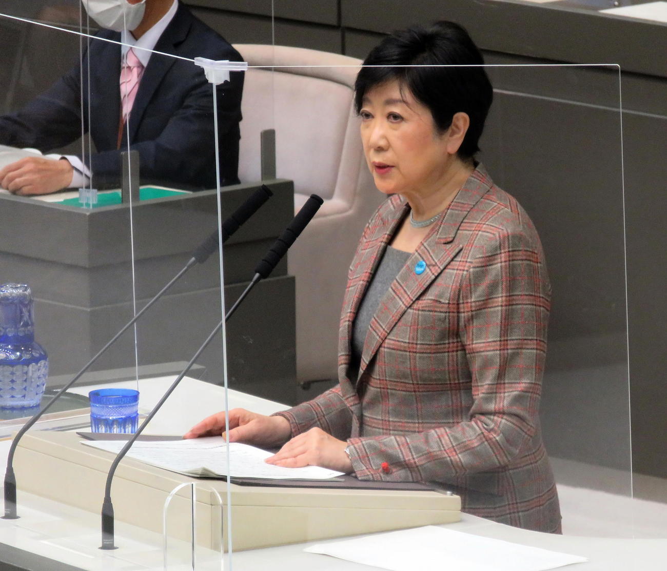 東京都議会定例会で発言する小池百合子知事（撮影・鎌田直秀）