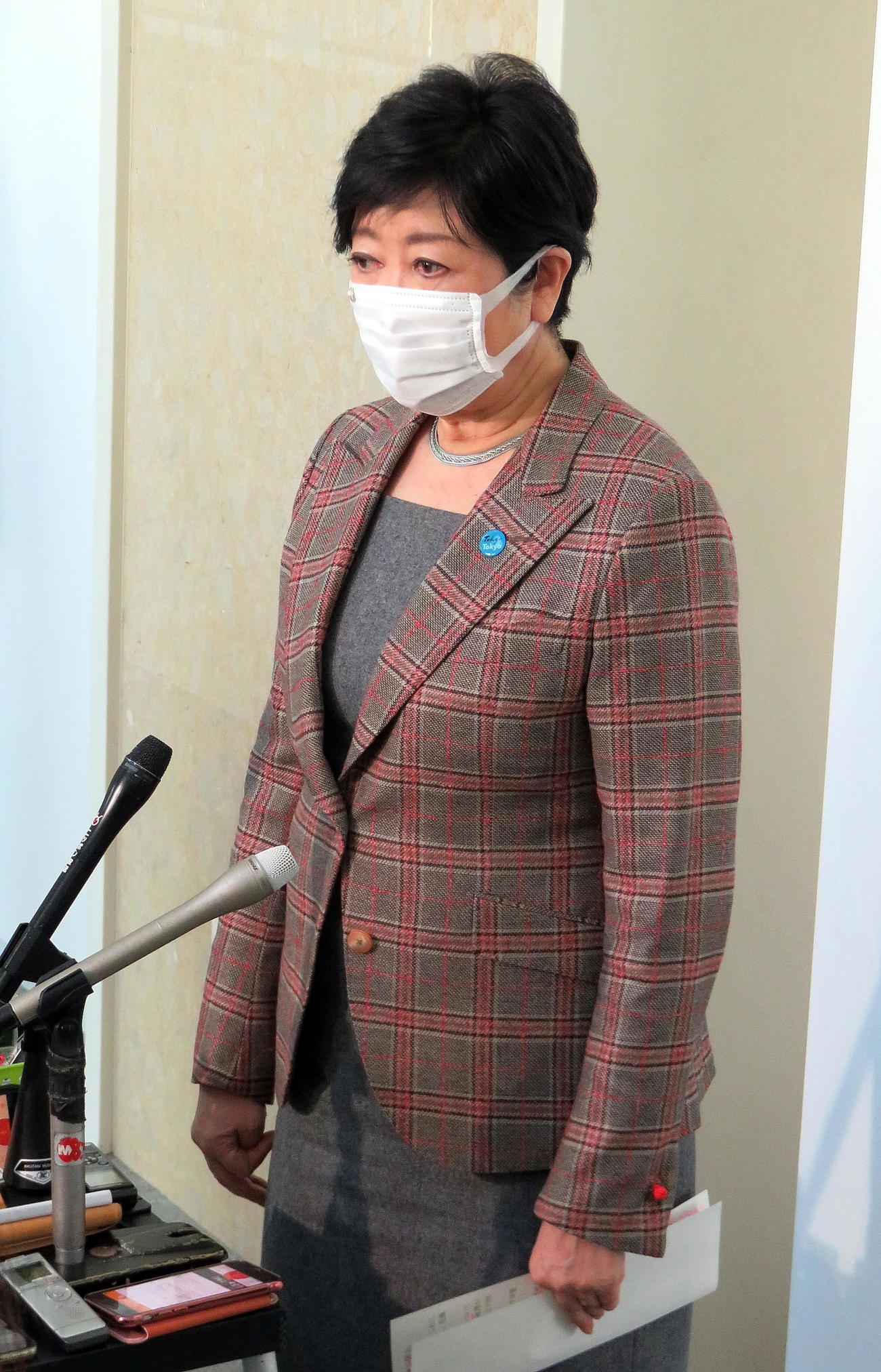 東京都議会定例会後に取材対応する小池百合子知事（撮影・鎌田直秀）