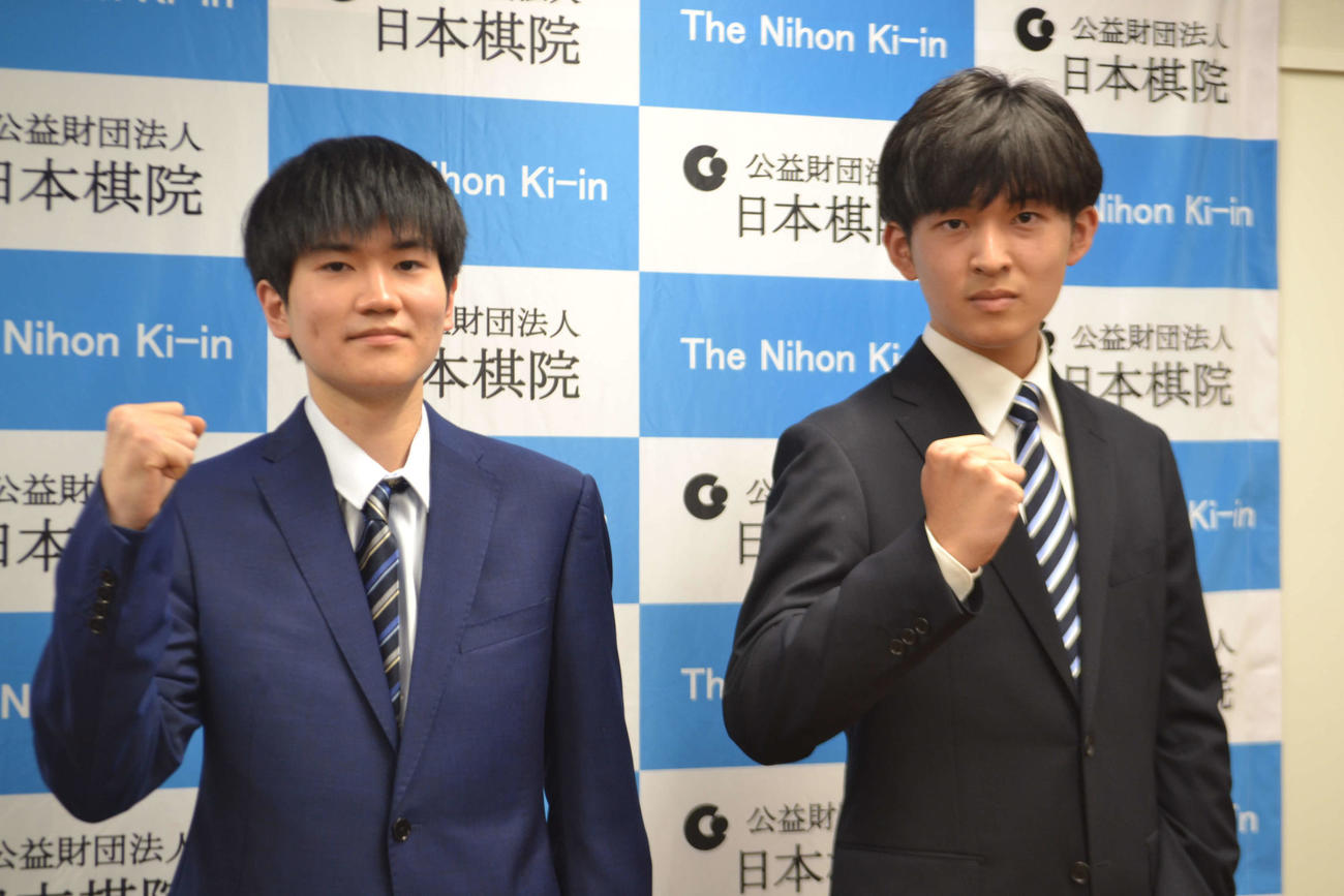 来年度の冬季採用棋士試験を突破した河原裕新初段（右）と依田大空新初段（左）