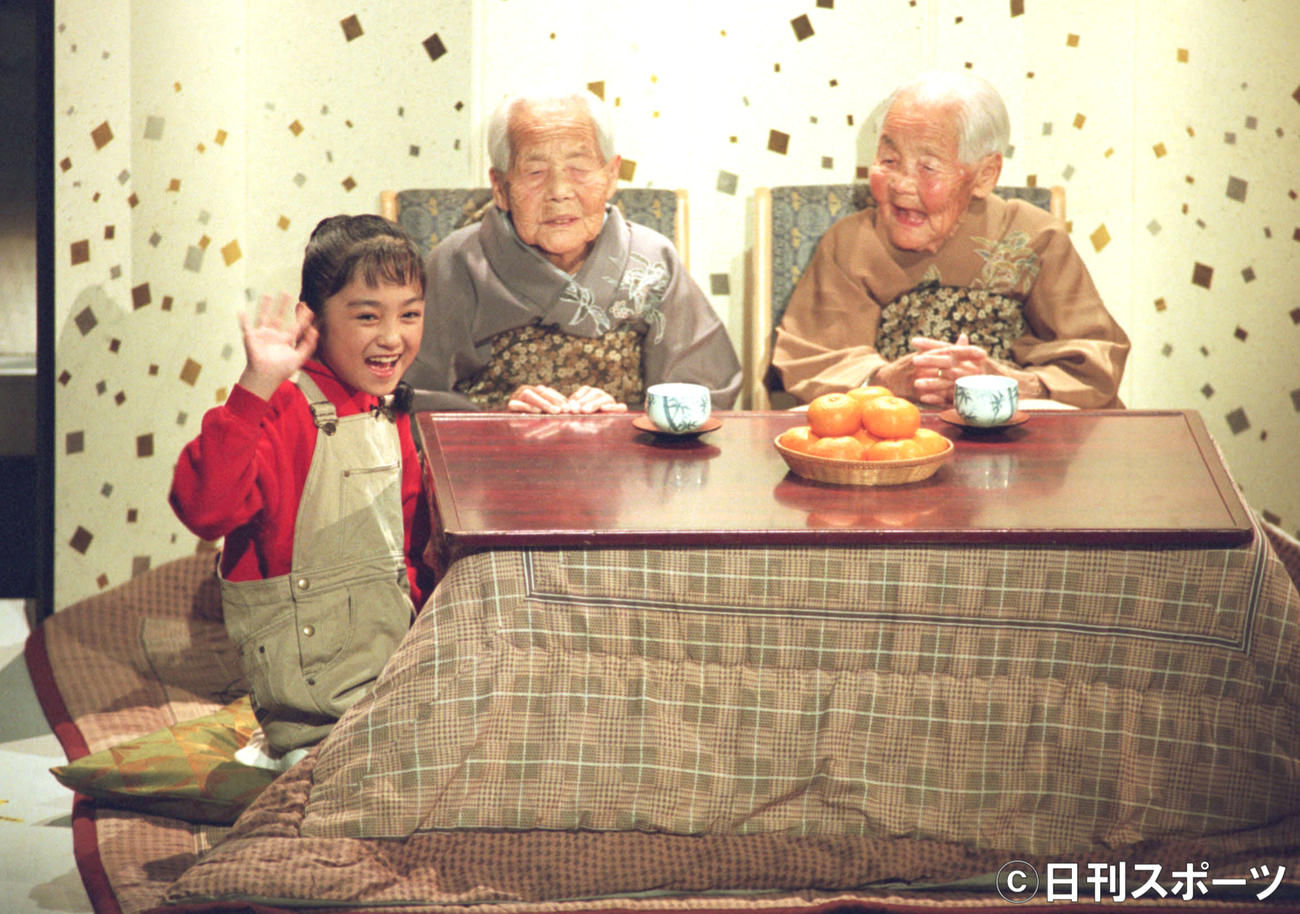紅白歌合戦で開会宣言する101歳のきんさん（右）、ぎんさん（中央）と12歳の安達祐実（91年12月31日）
