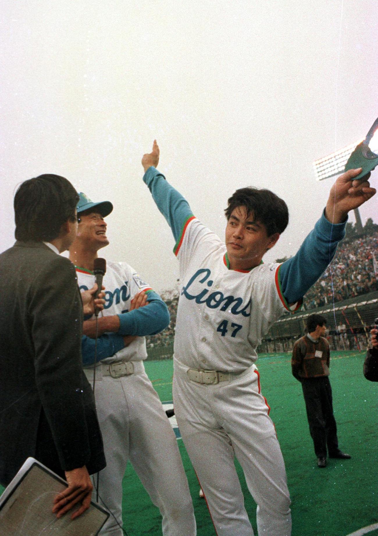 日本シリーズ第2戦　西武対巨人　石毛宏典（後方）とともにヒーローインタビューを受ける工藤公康はおどけたポーズをみせる（1987年10月26日）
