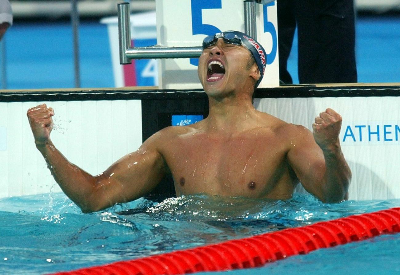 アテネ五輪男子100メートル平泳ぎ決勝で金メダルを獲得し、会心のガッツポーズで雄たけびを上げる北島康介