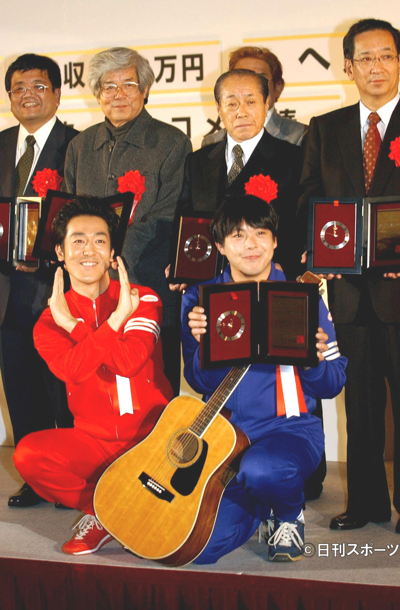 2003年新語・流行語大賞に選ばれたテツandトモ（前列）、後列右から北川正恭氏、野中広務氏